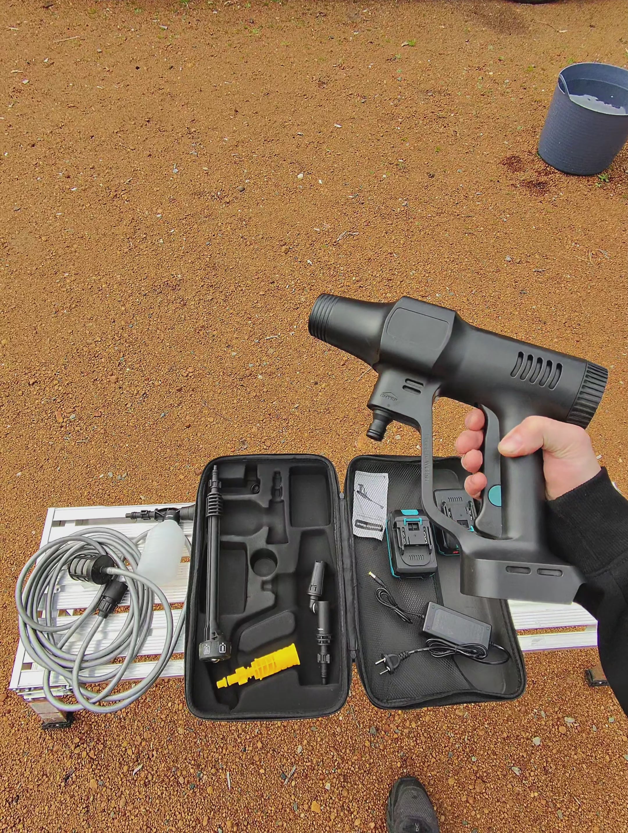 PORTABLE CORDLESS PRESSURE WASHER KIT